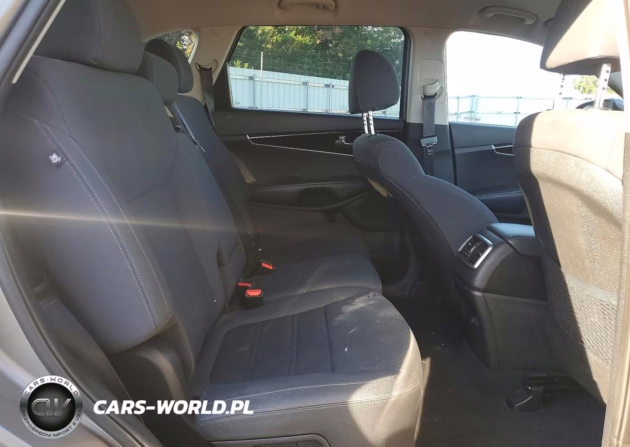 2019 Kia Sorento L VIN:5XYPG4A38KG529168 - 11