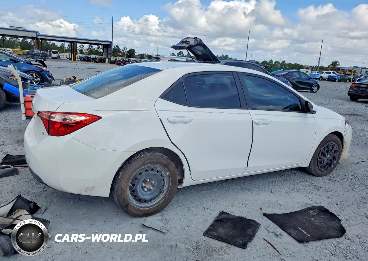 2017 Toyota Corolla Le VIN:2T1BURHE1HC852702 - 3
