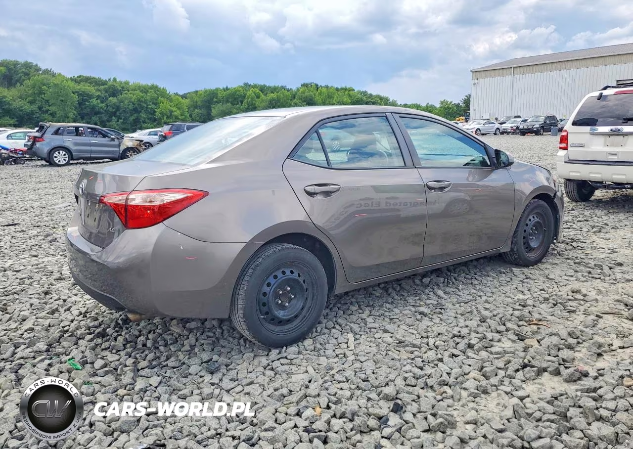 2018 Toyota Corolla Le VIN:2T1BURHEXJC973928 - 3
