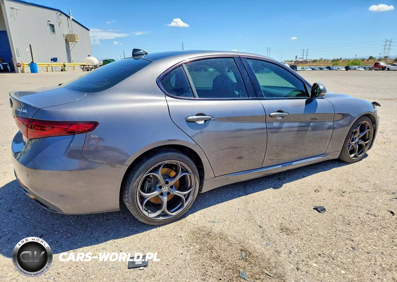 2017 Alfa Romeo Giulia Ti VIN:ZARFAECN0H7534409 - 3