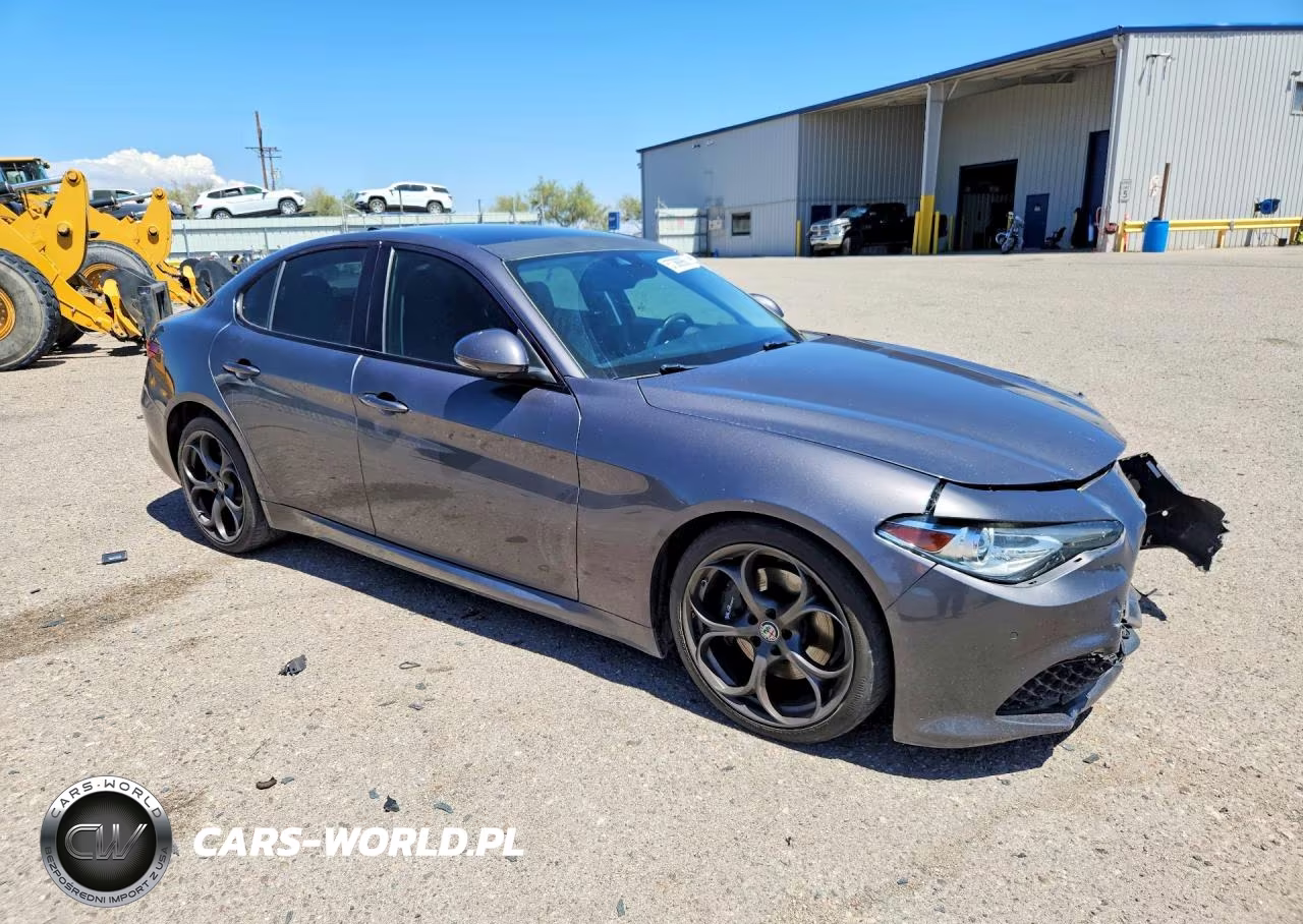 2017 Alfa Romeo Giulia Ti VIN:ZARFAECN0H7534409 - 4