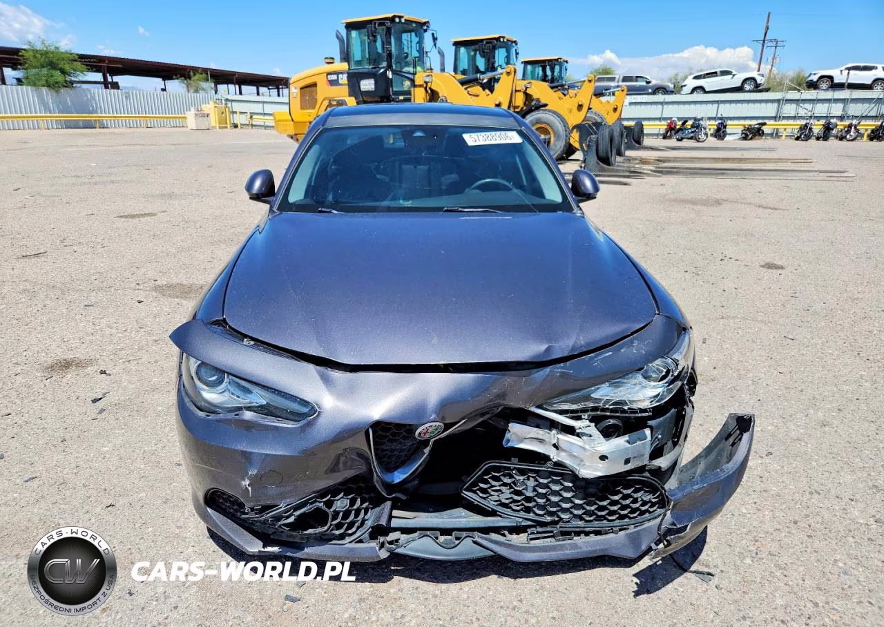 2017 Alfa Romeo Giulia Ti VIN:ZARFAECN0H7534409 - 5