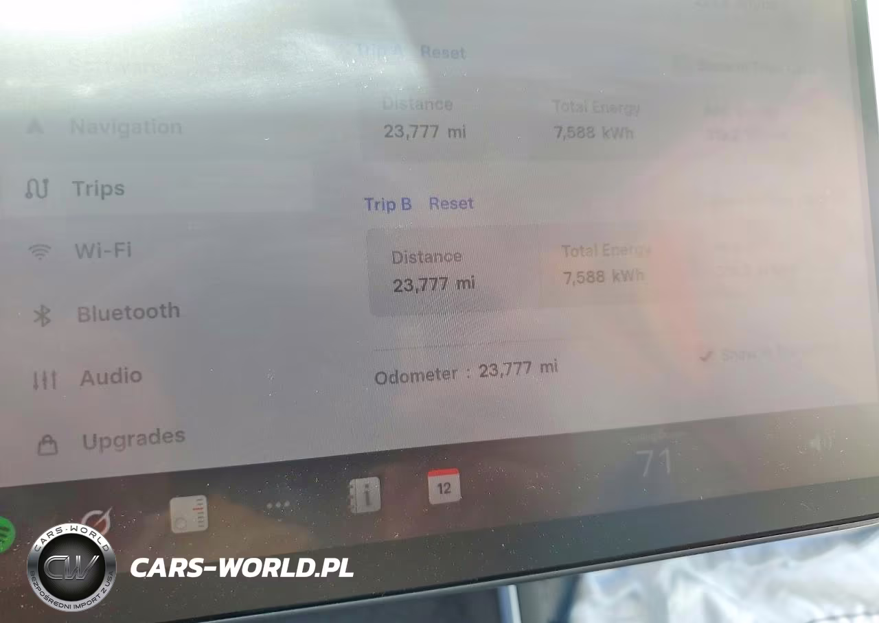 2026 Tesla Model Y VIN:7SAYGDEE8TA452729 - 9
