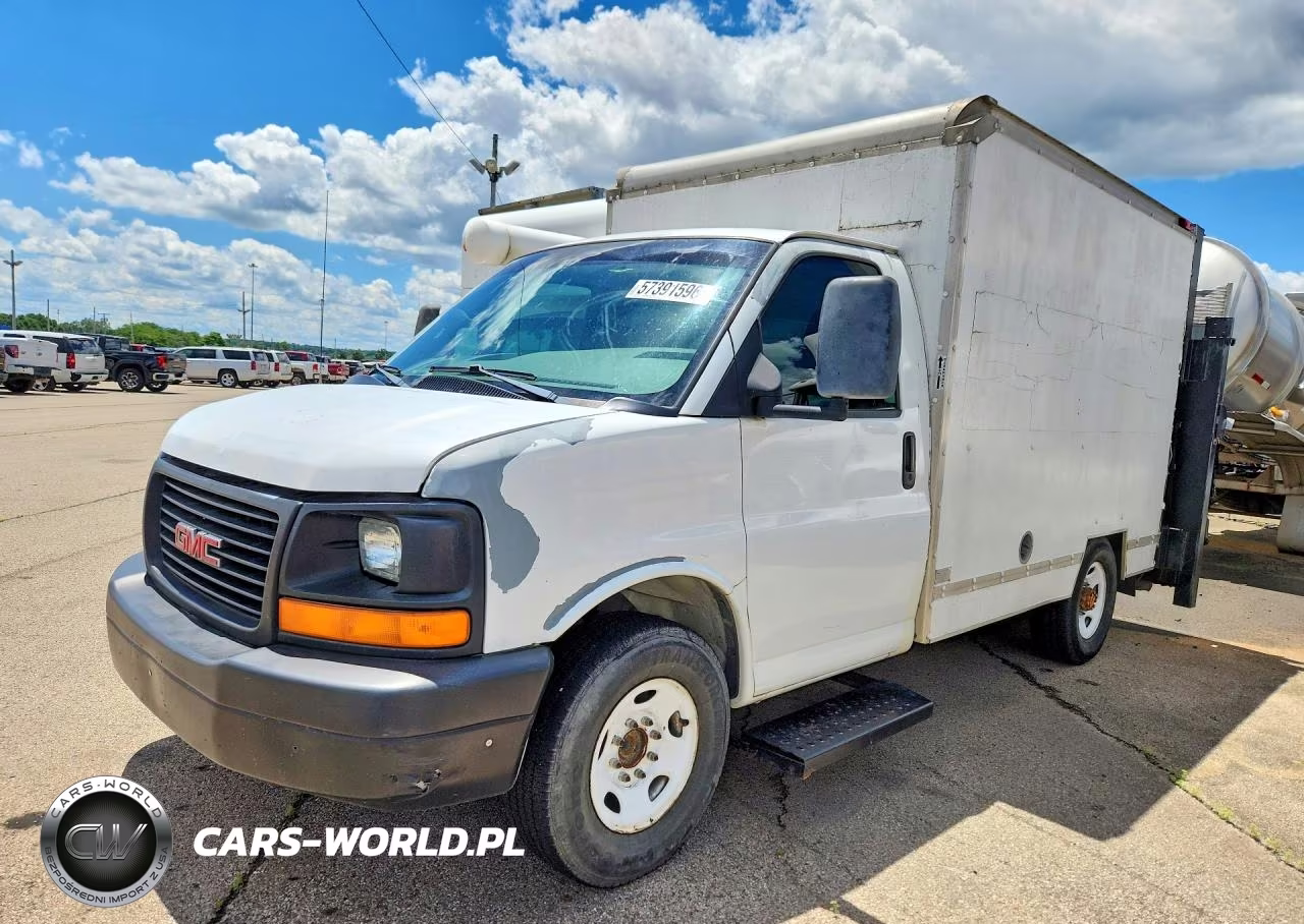 2004 GMC Savana Box Truck