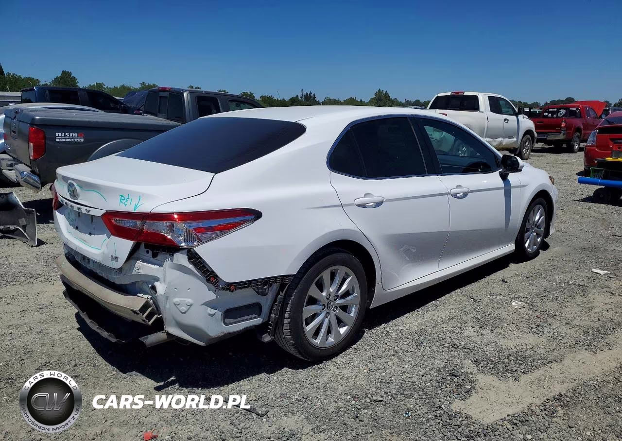 2018 Toyota Camry Le VIN:4T1B11HKXJU501498 - 3