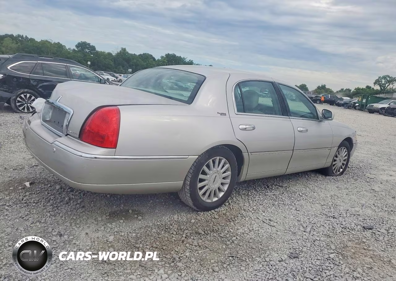 2005 Lincoln Town Car Signature Limited VIN:1LNHM82W85Y643529 - 3