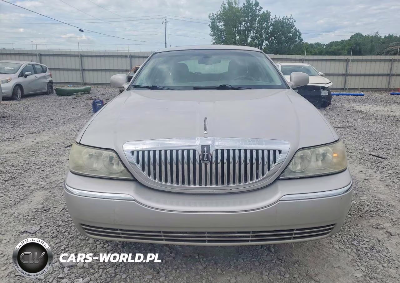 2005 Lincoln Town Car Signature Limited VIN:1LNHM82W85Y643529 - 5