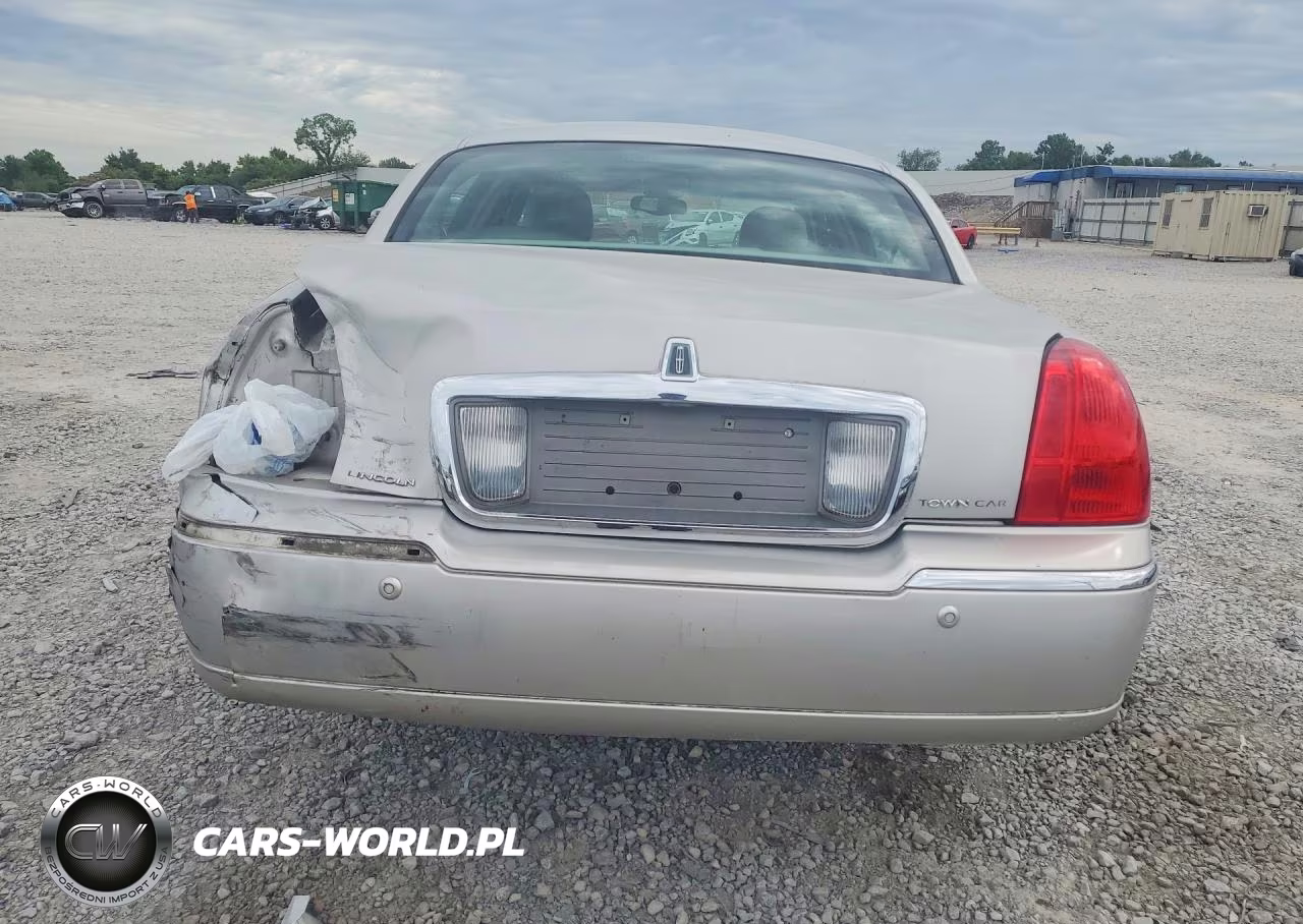 2005 Lincoln Town Car Signature Limited VIN:1LNHM82W85Y643529 - 6
