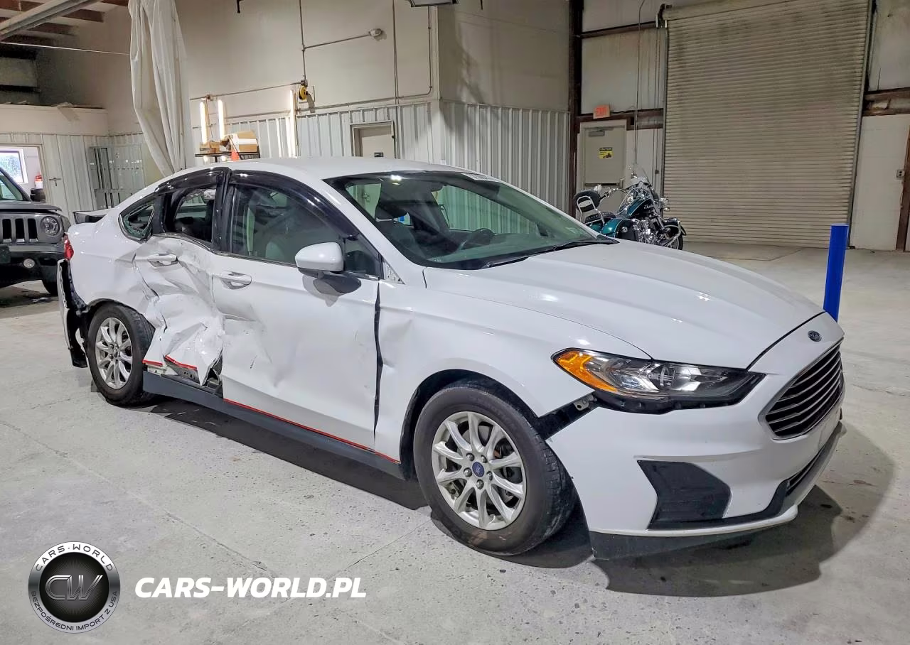 2015 Ford Fusion S VIN:3FA6P0G79FR134500 - 4