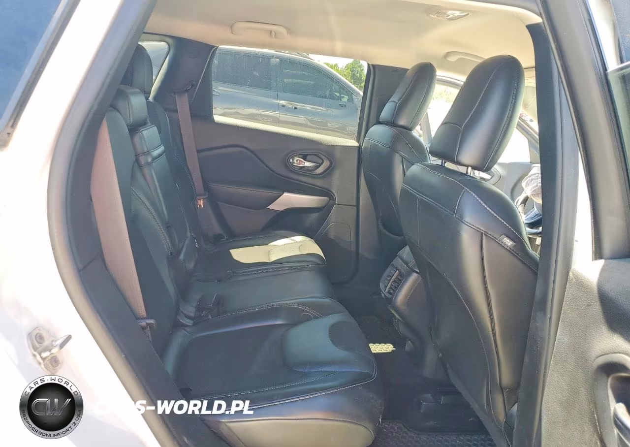 2018 Jeep Cherokee Latitude Plus VIN:1C4PJMLX0JD575074 - 11