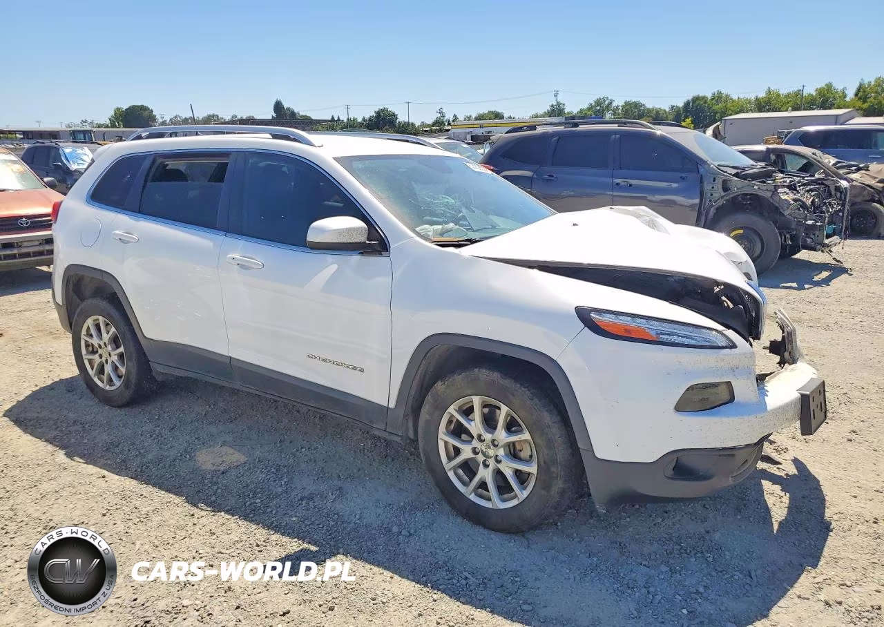 2018 Jeep Cherokee Latitude Plus VIN:1C4PJMLX0JD575074 - 4