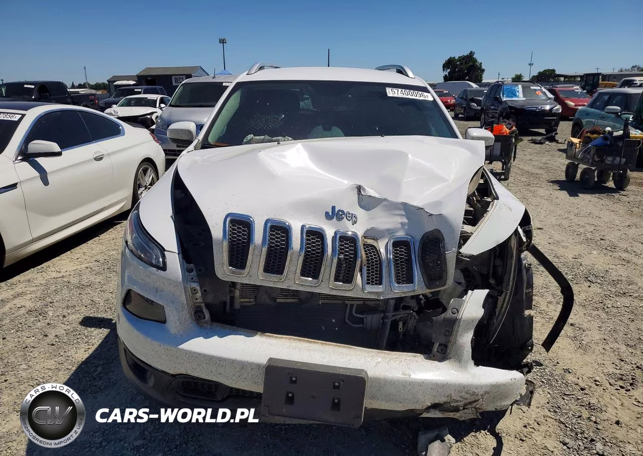 2018 Jeep Cherokee Latitude Plus VIN:1C4PJMLX0JD575074 - 5