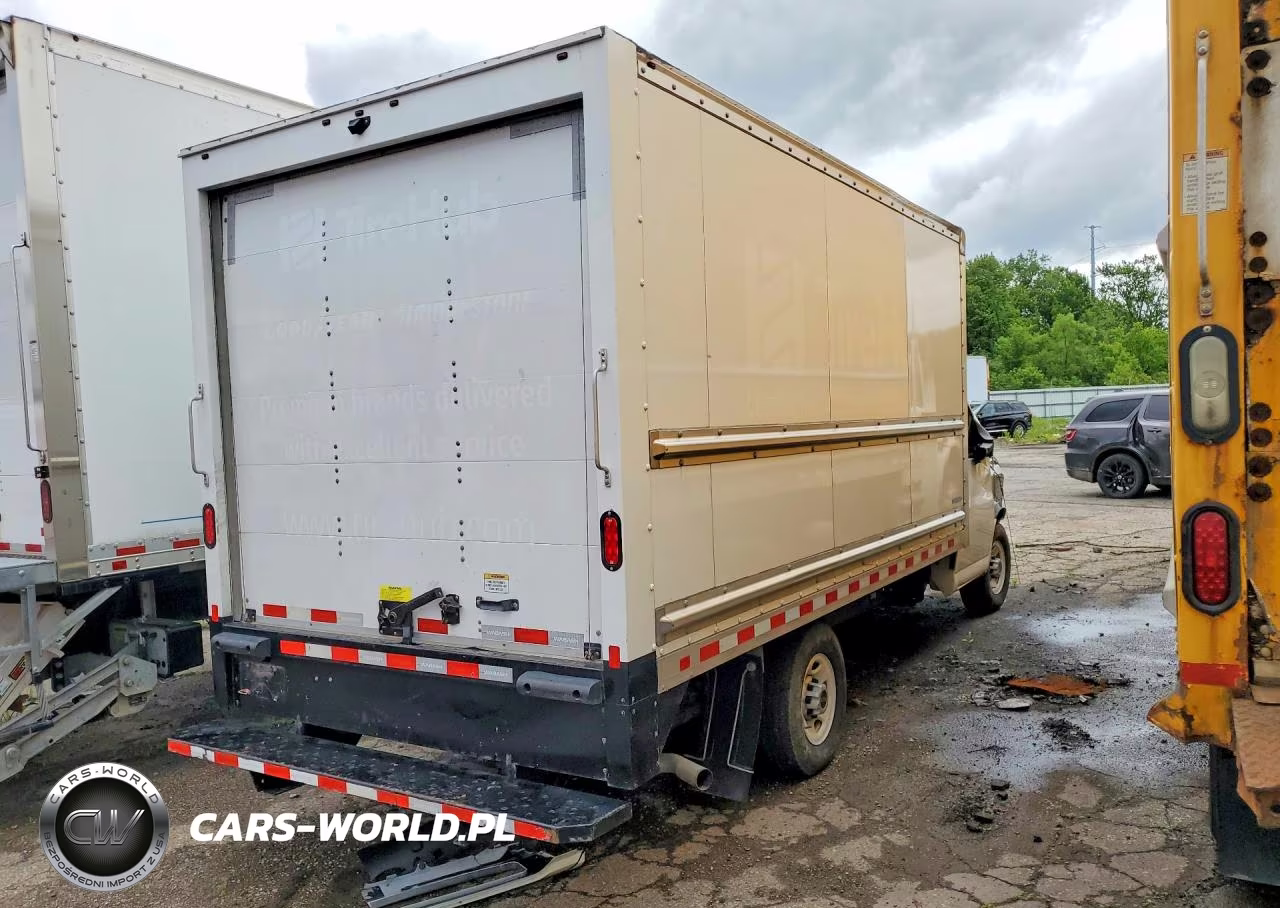 2025 GMC Savana Cut - Box Truck VIN:7GZ07SF74SN007800 - 3
