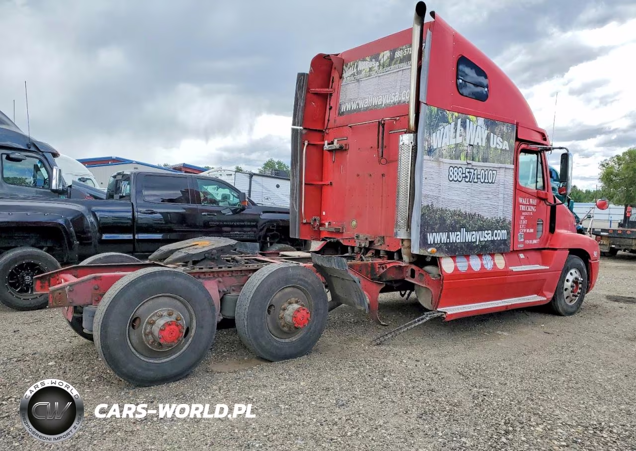 2001 Freightliner C120 Semi Truck VIN:1FUJA3BD81LH00377 - 4