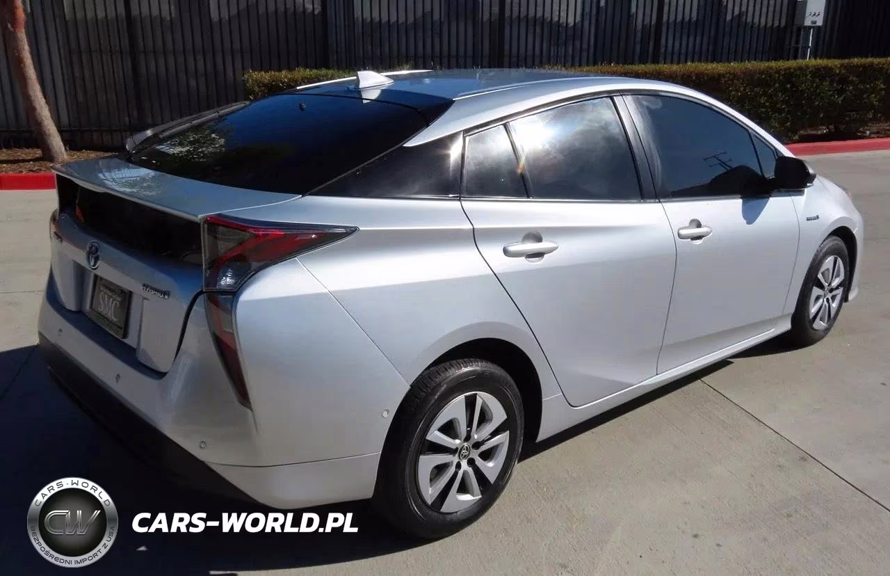 2018 Toyota Prius Three VIN:JTDKARFU0J3067881 - 3