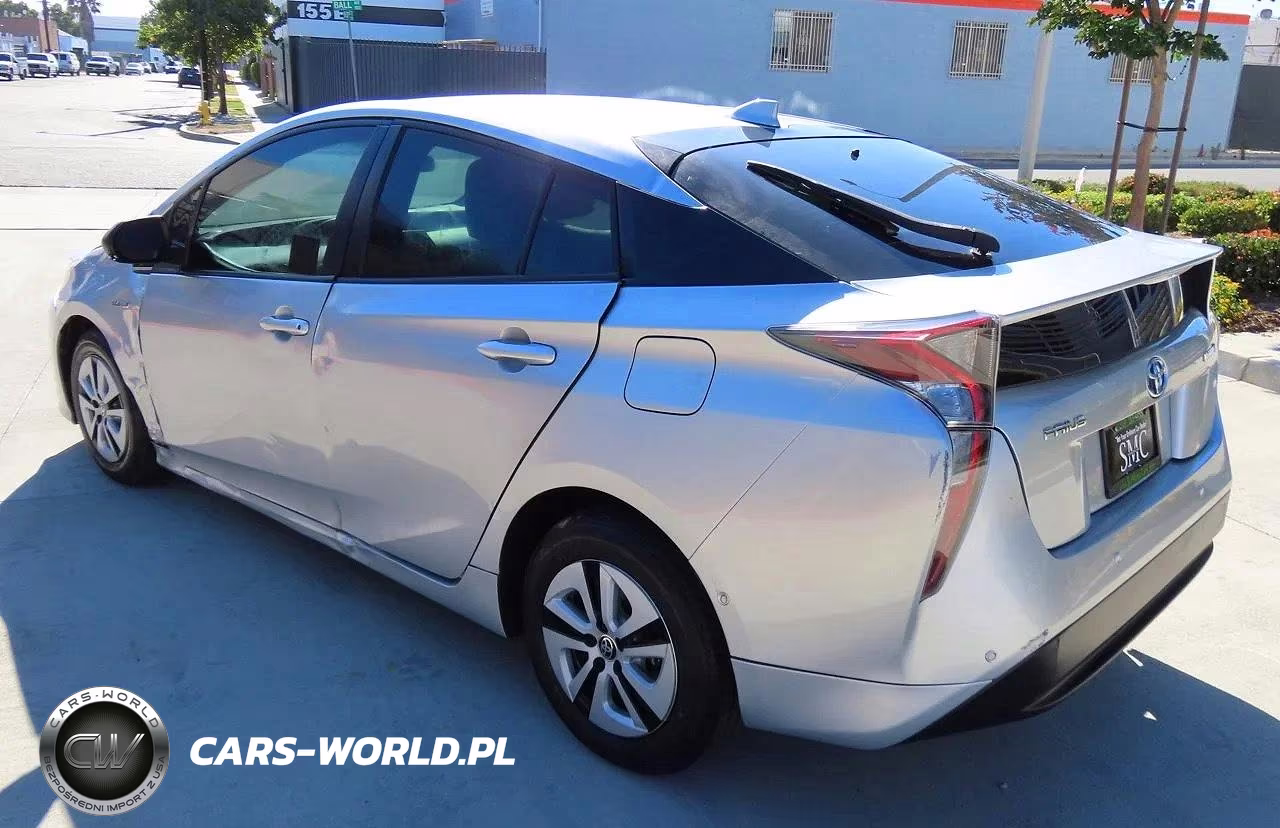 2018 Toyota Prius Three VIN:JTDKARFU0J3067881 - 4