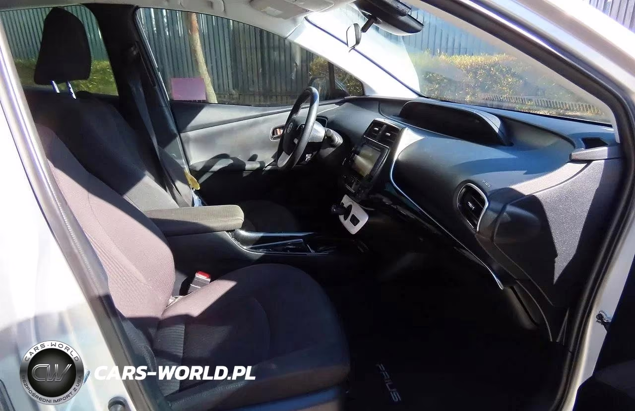 2018 Toyota Prius Three VIN:JTDKARFU0J3067881 - 5