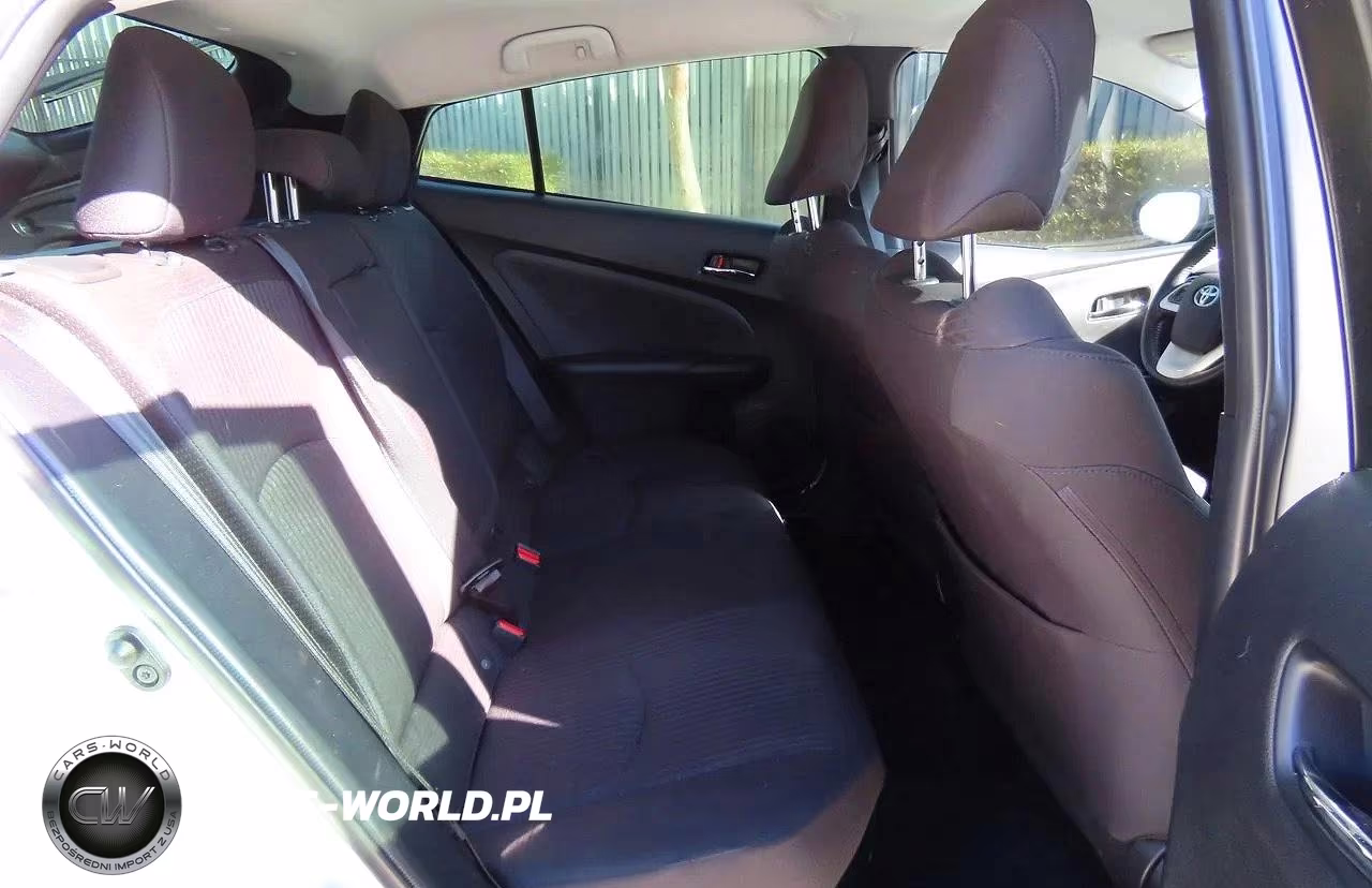 2018 Toyota Prius Three VIN:JTDKARFU0J3067881 - 6
