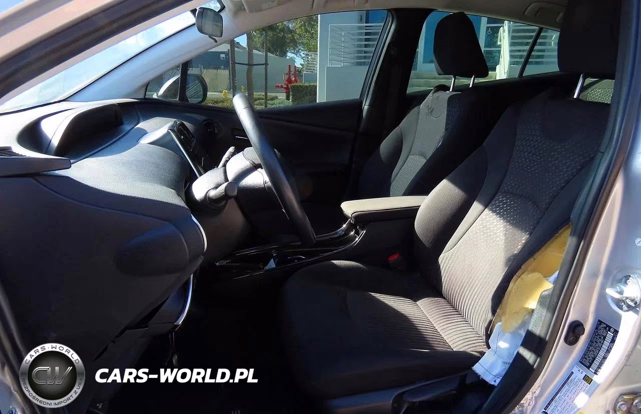 2018 Toyota Prius Three VIN:JTDKARFU0J3067881 - 9