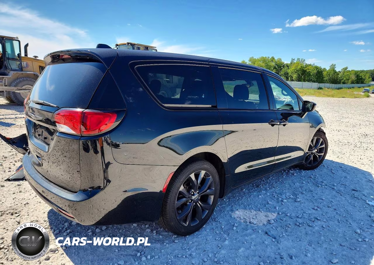2020 Chrysler Pacifica Touring VIN:2C4RC1FGXLR147364 - 3