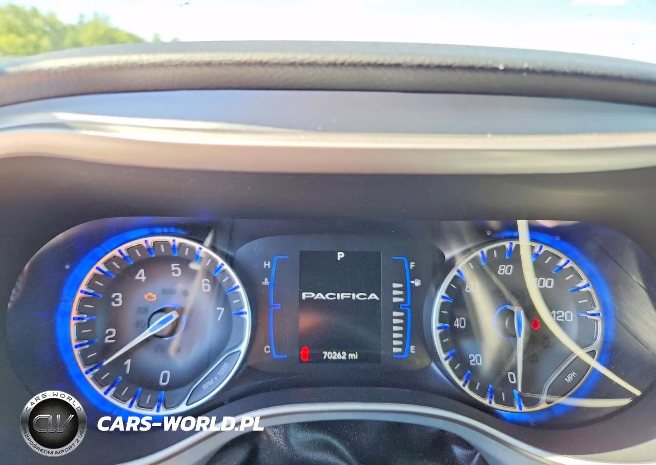 2020 Chrysler Pacifica Touring VIN:2C4RC1FGXLR147364 - 9