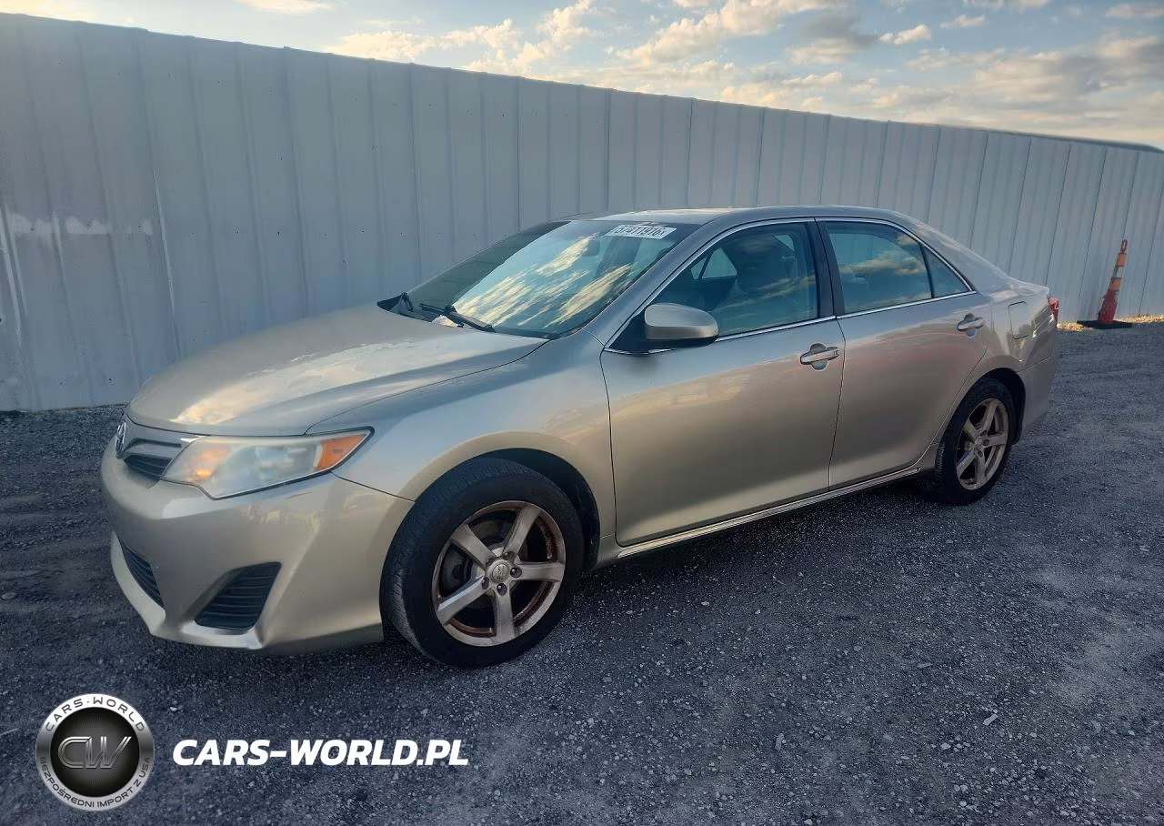 2013 Toyota Camry Le – zdjęcie 1 z 12