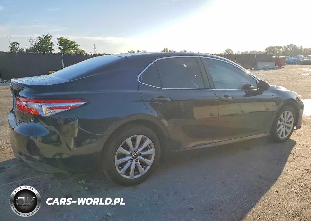 2018 Toyota Camry Le VIN:4T1B11HKXJU599058 - 3