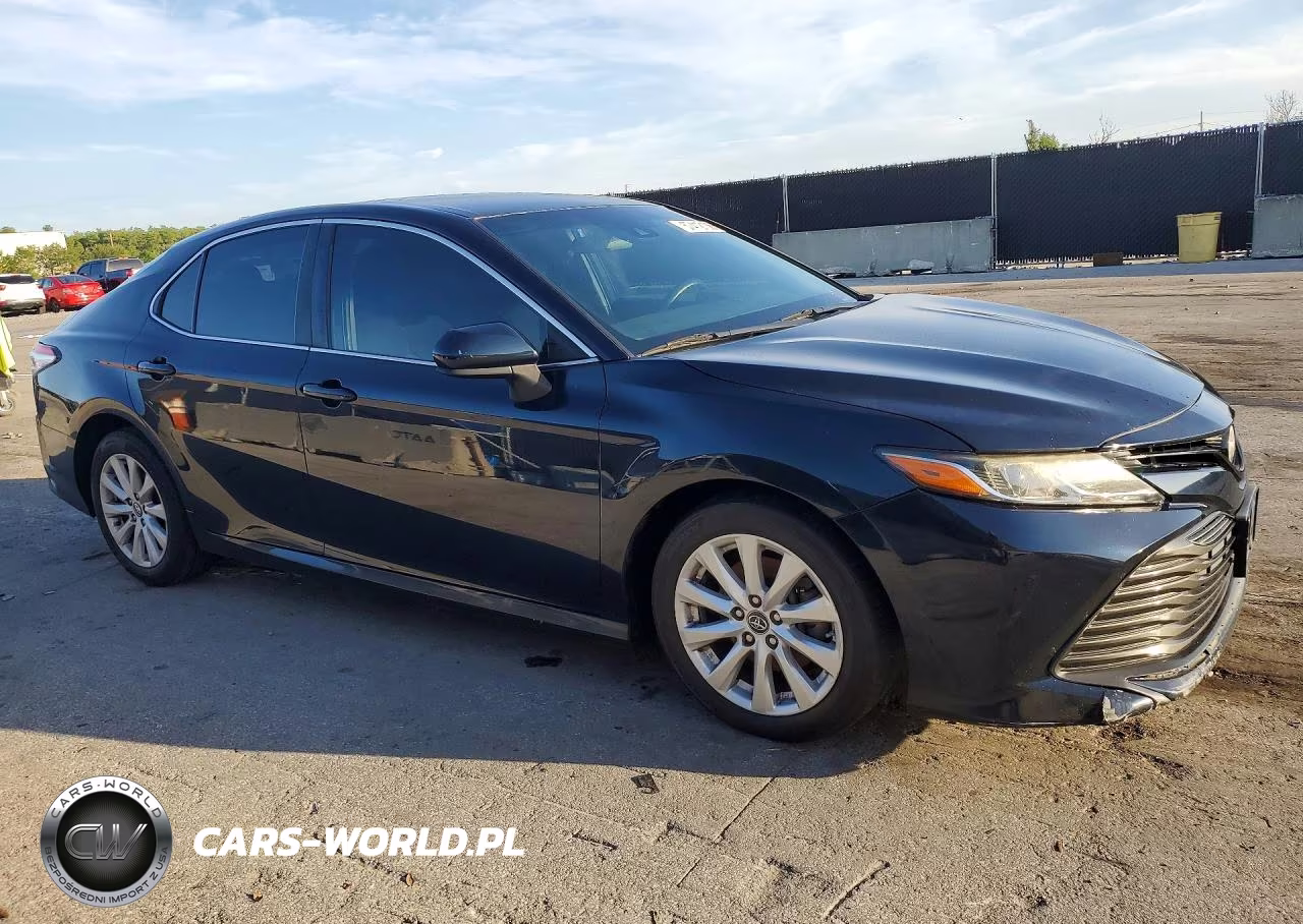 2018 Toyota Camry Le VIN:4T1B11HKXJU599058 - 4