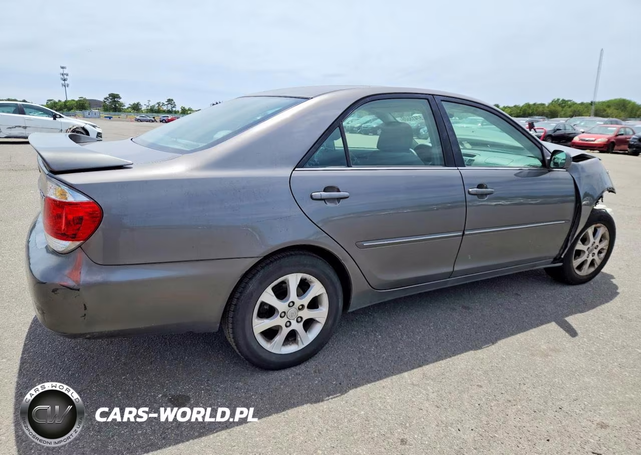 2005 Toyota Camry Xle VIN:4T1BE30K25U554665 - 3