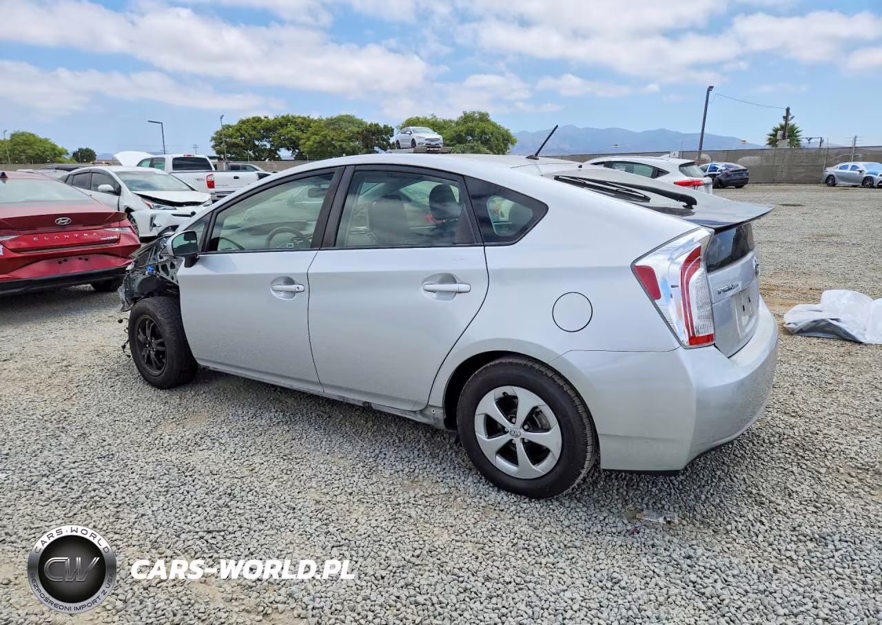 2015 Toyota Prius Two VIN:JTDKN3DU8F0465613 - 2