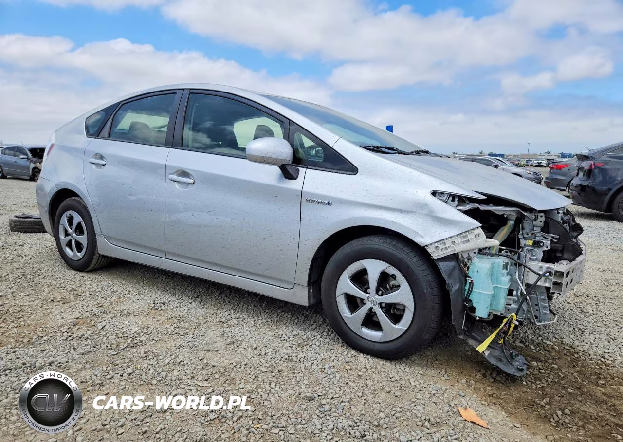 2015 Toyota Prius Two VIN:JTDKN3DU8F0465613 - 4