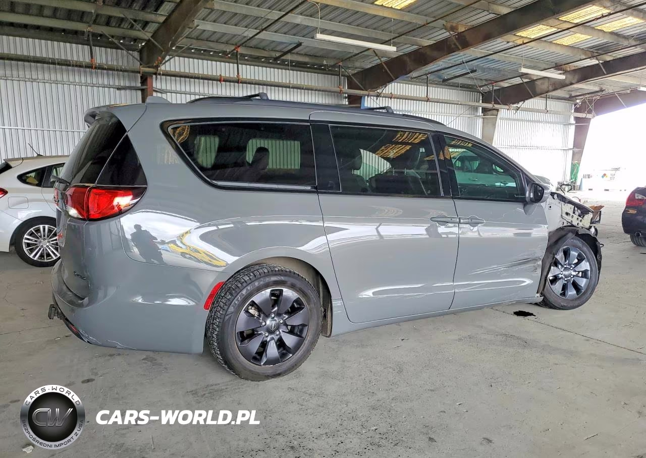 2020 Chrysler Pacifica Hybrid Limited VIN:2C4RC1N78LR257718 - 3