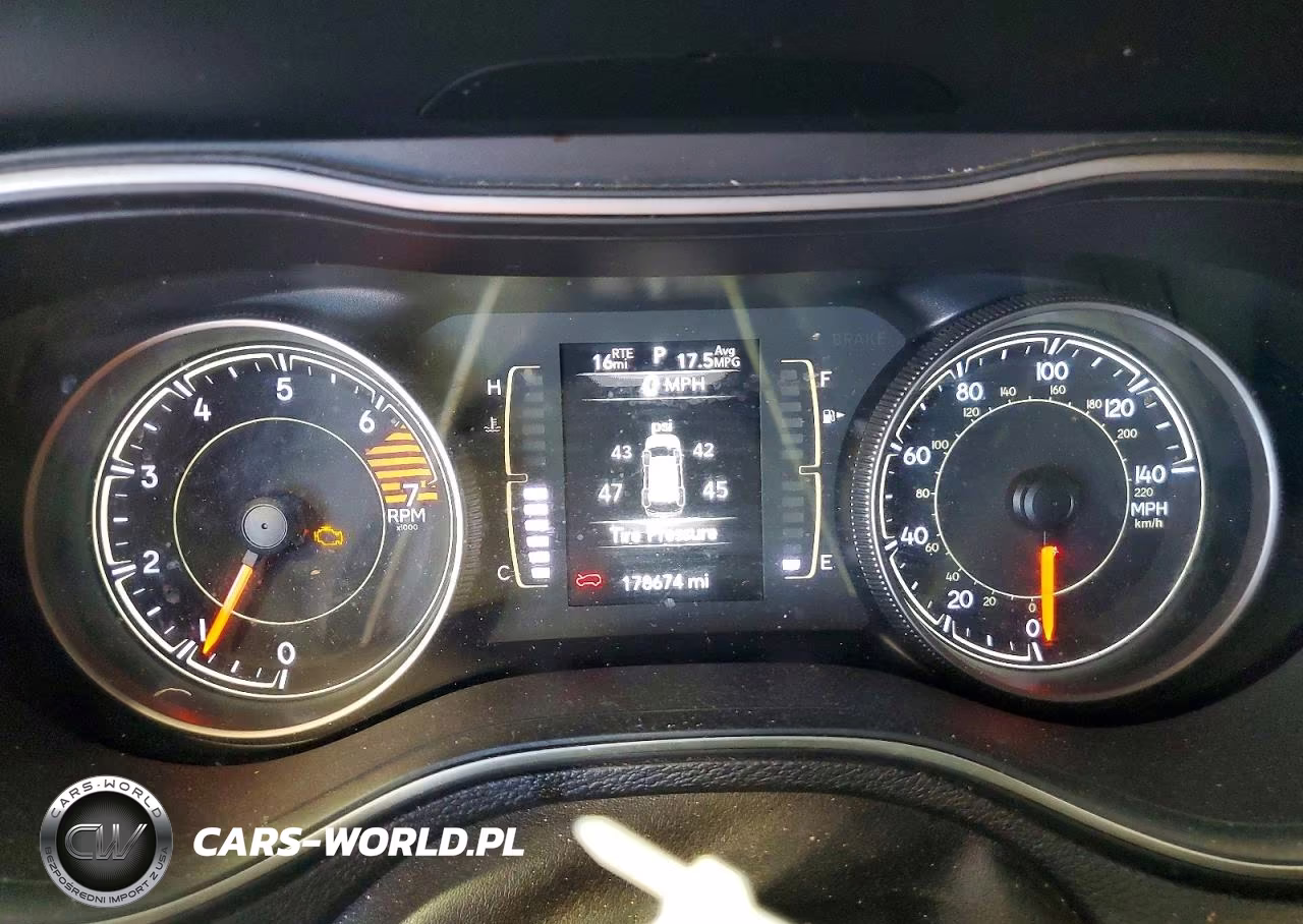 2019 Jeep Cherokee Latitude Plus VIN:1C4PJLLB9KD184618 - 9