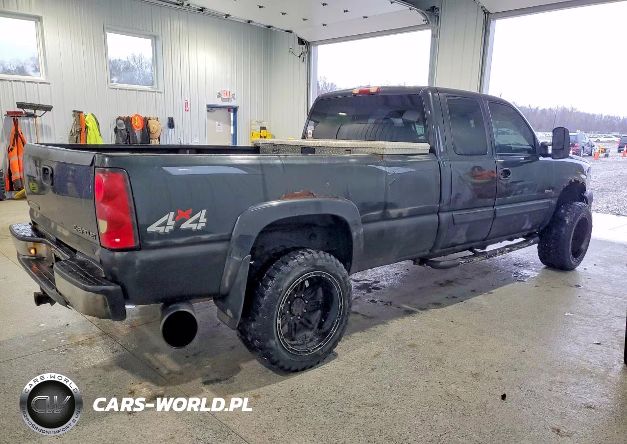 2004 Chevrolet Silverado K2500 Heavy Duty VIN:1GCHK29204E271677 - 3