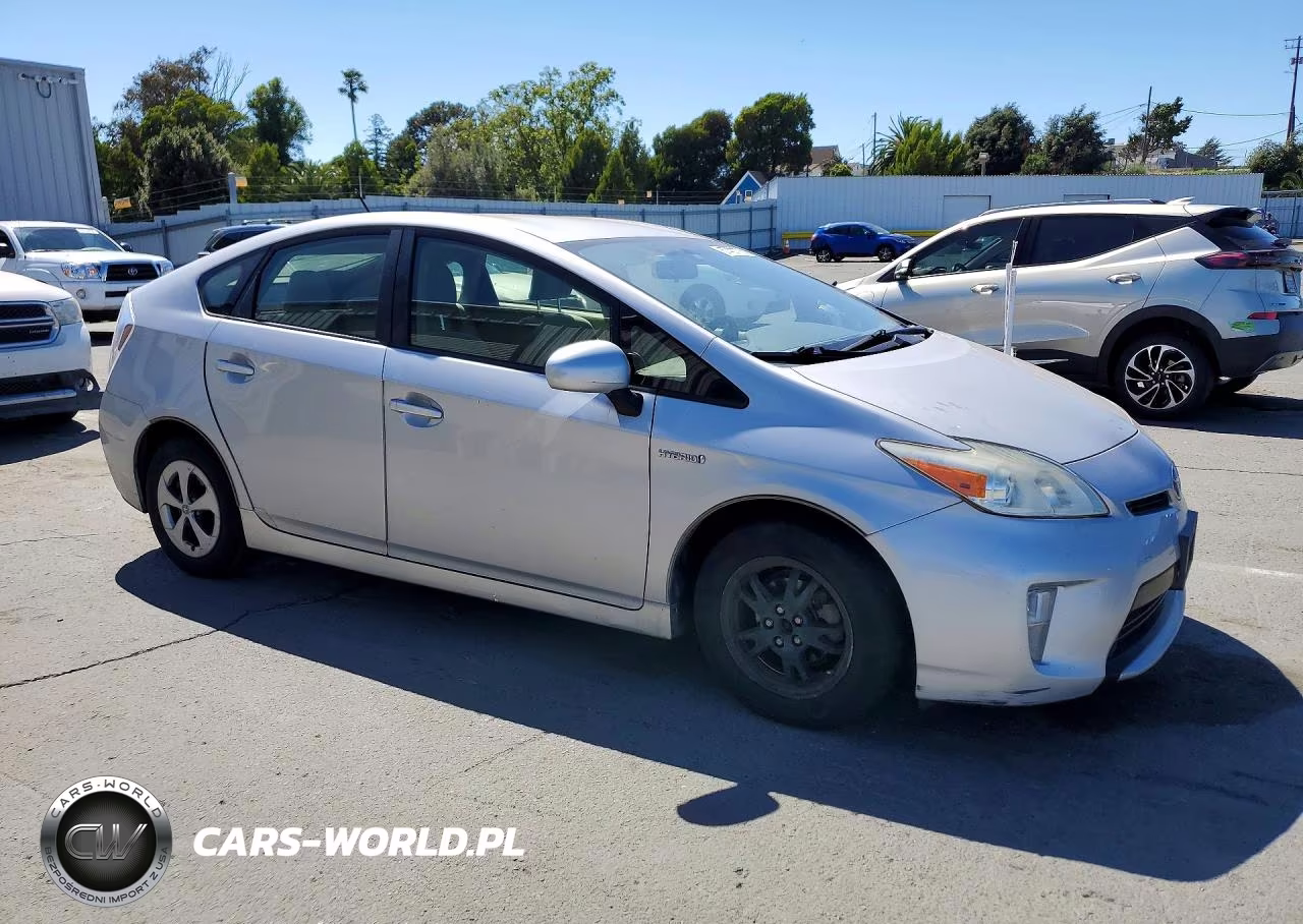 2015 Toyota Prius Three VIN:JTDKN3DU7F0433817 - 4