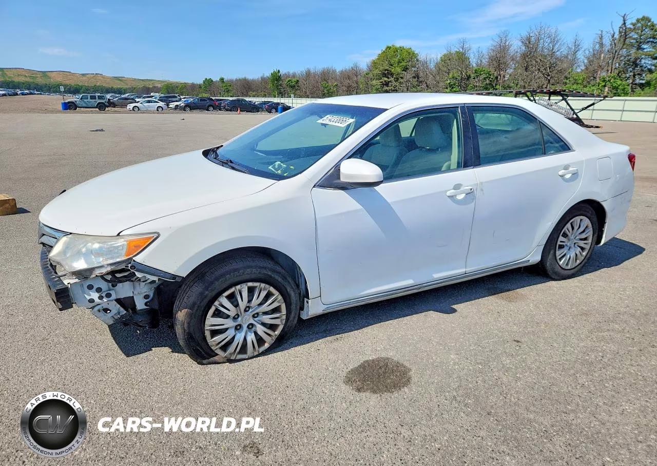 2013 Toyota Camry Le – zdjęcie 1 z 12