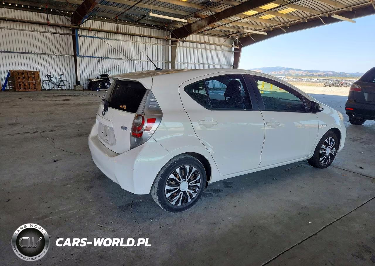 2013 Toyota Prius C Two VIN:JTDKDTB32D1542352 - 3