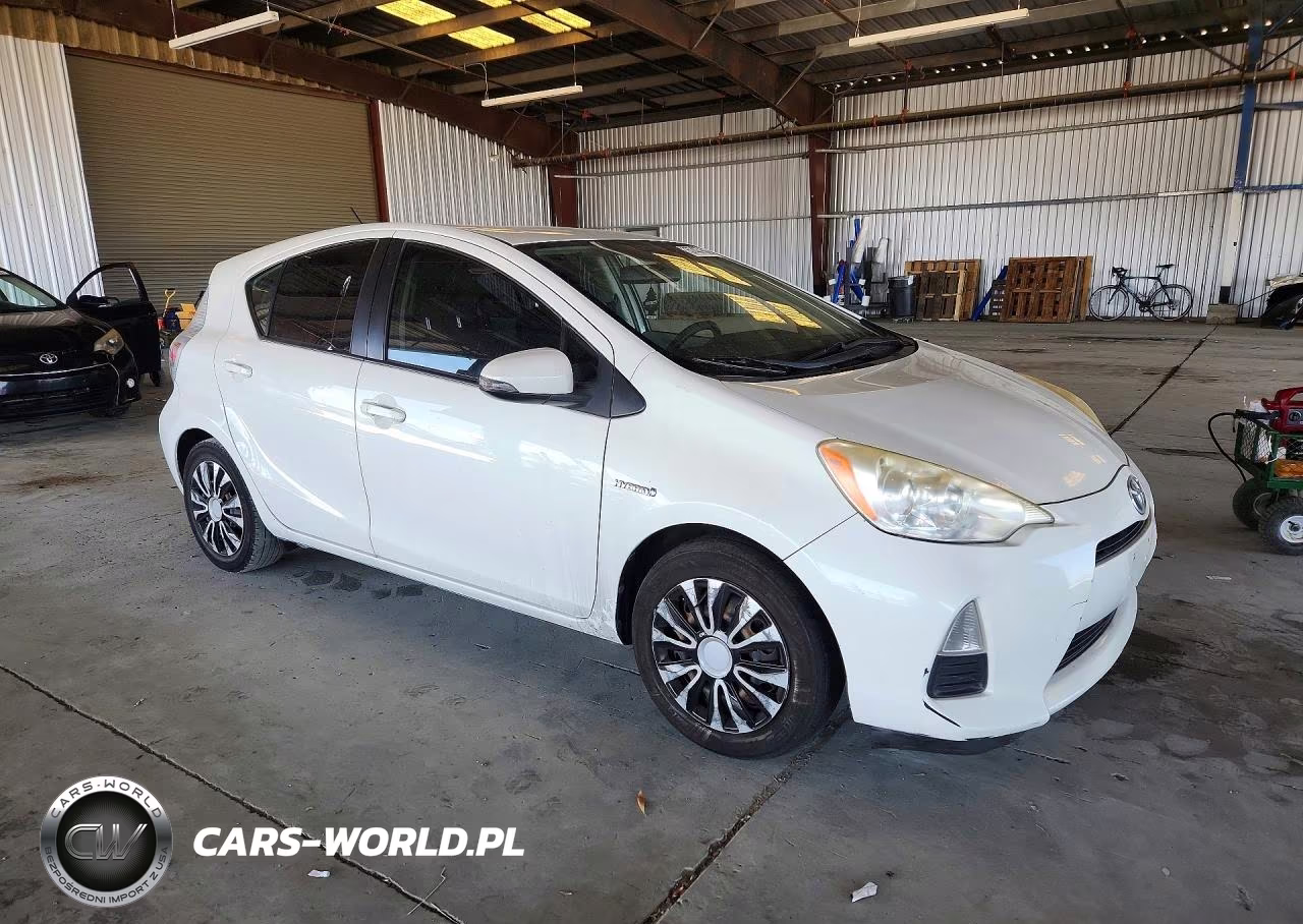 2013 Toyota Prius C Two VIN:JTDKDTB32D1542352 - 4