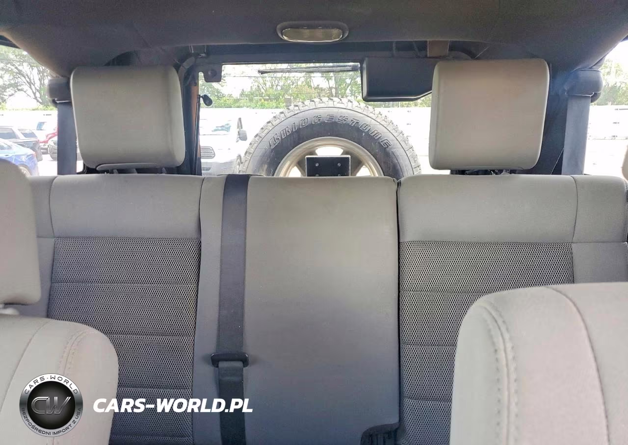 2008 Jeep Wrangler Unlimited Sahara VIN:1J4GA59178L651005 - 10