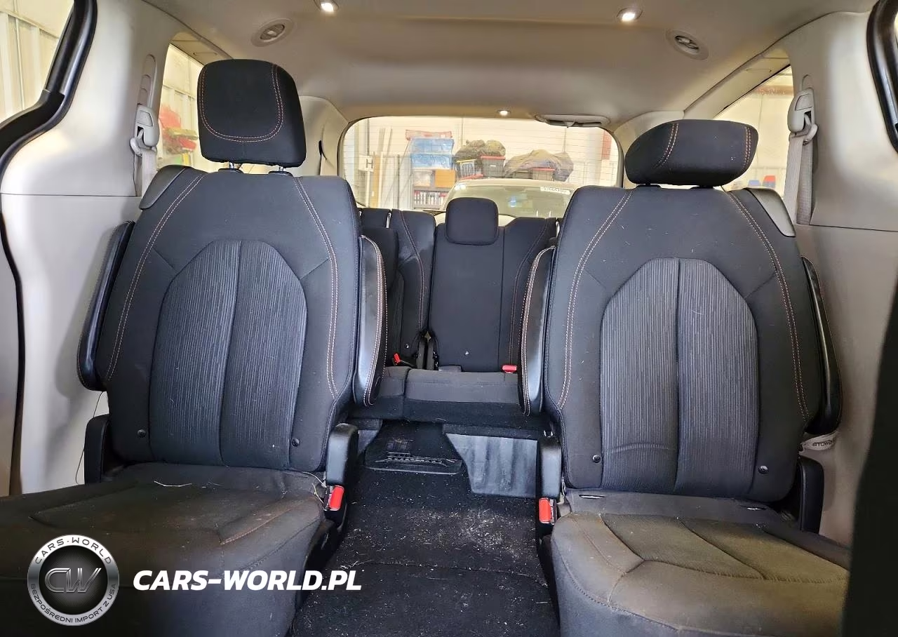 2017 Chrysler Pacifica Touring VIN:2C4RC1DG7HR578187 - 10