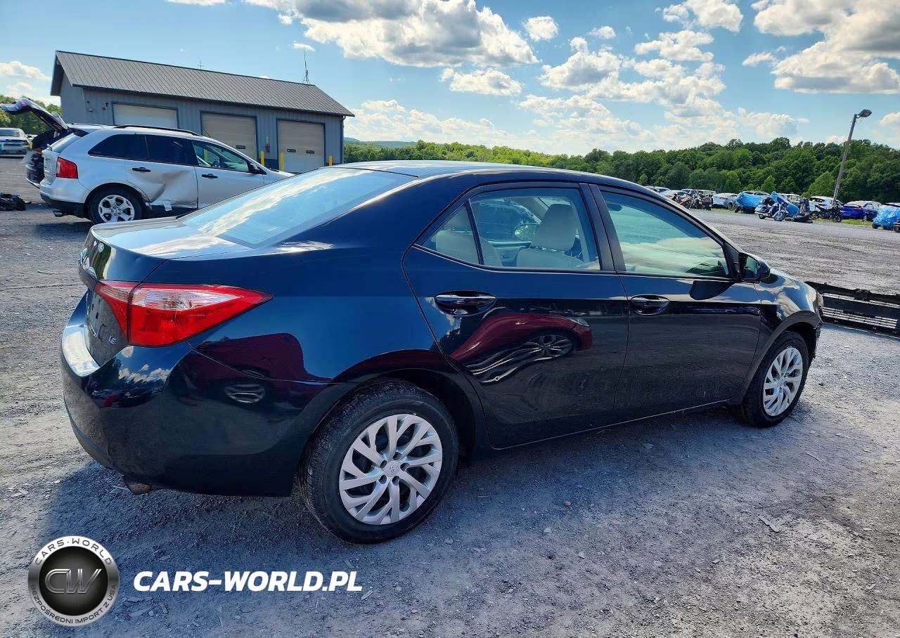 2017 Toyota Corolla Le VIN:2T1BURHE2HC925687 - 3