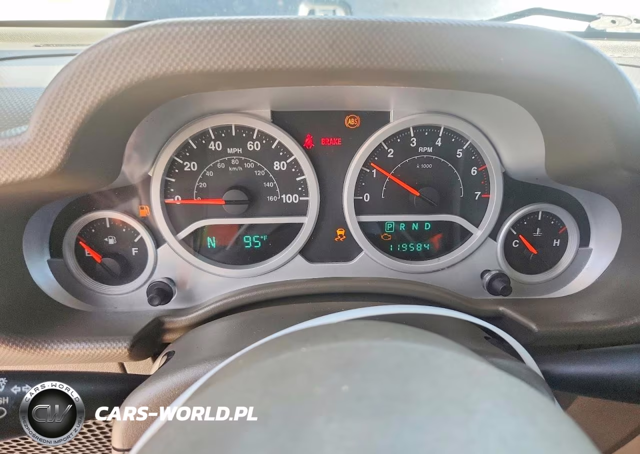 2010 Jeep Wrangler Unlimited Rubicon VIN:1J4HA6H12AL187929 - 9