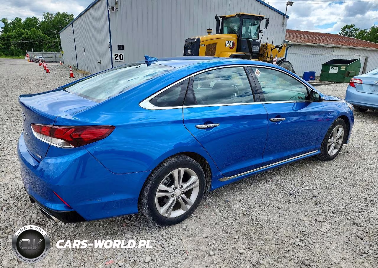 2018 Hyundai Sonata Sport VIN:5NPE34AF3JH641638 - 3