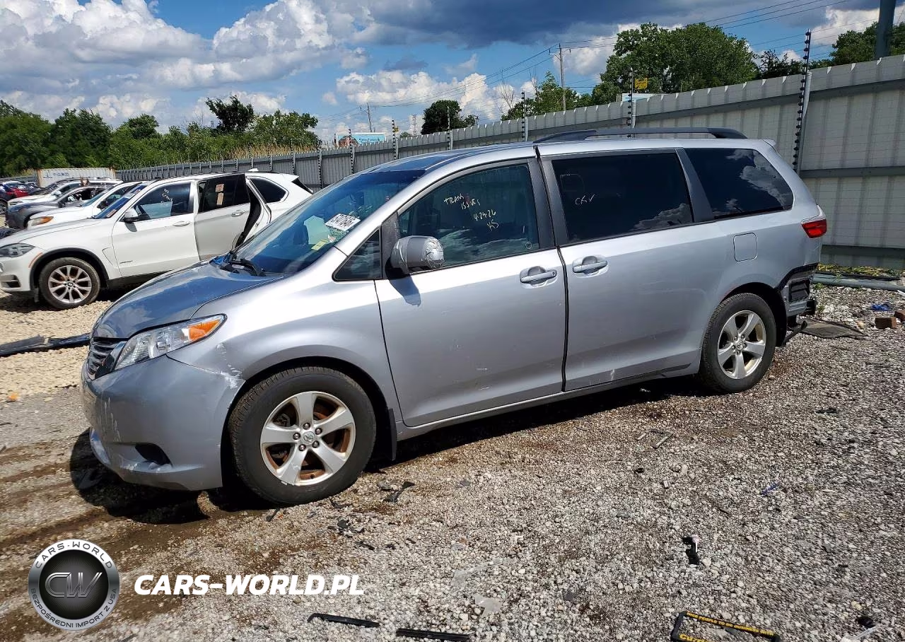 2016 Toyota Sienna Le – zdjęcie 1 z 13