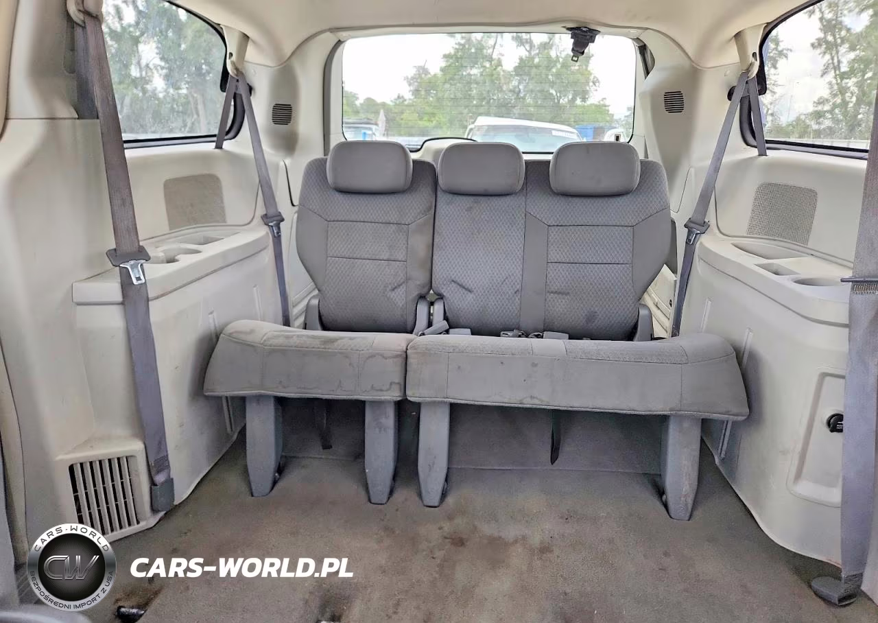 2010 Chrysler Town & Country Lx VIN:2A4RR4DE8AR347099 - 10