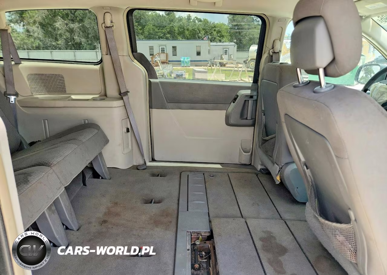 2010 Chrysler Town & Country Lx VIN:2A4RR4DE8AR347099 - 11