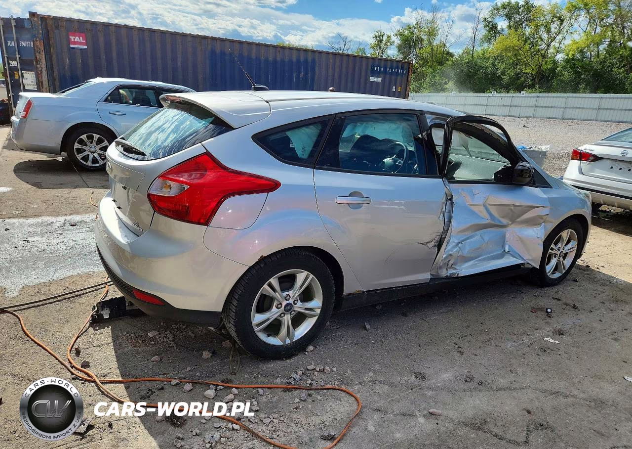 2014 Ford Focus Se VIN:1FADP3K23EL157613 - 3