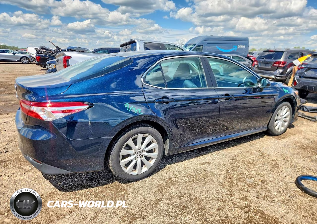 2018 Toyota Camry Le VIN:4T1B11HK9JU624354 - 3
