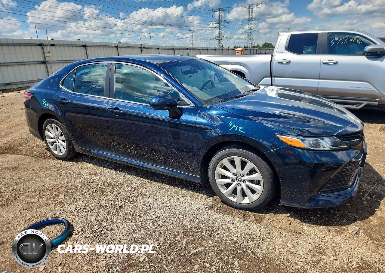 2018 Toyota Camry Le VIN:4T1B11HK9JU624354 - 4
