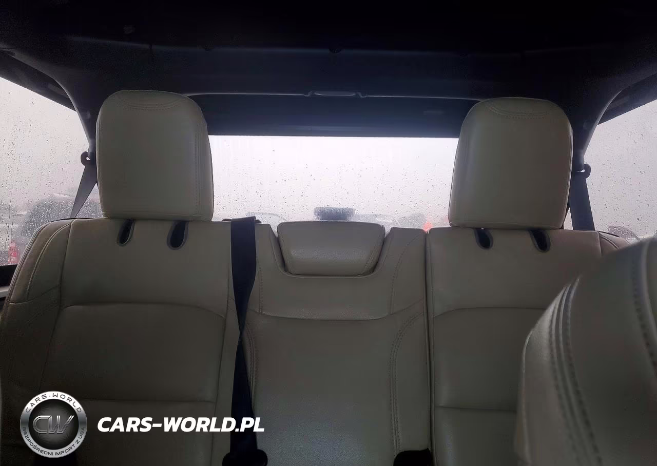 2019 Jeep Wrangler Unlimited Sahara VIN:1C4HJXEN0KW520633 - 10